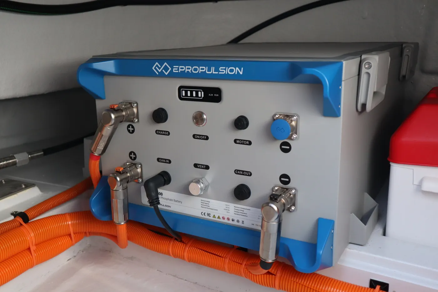 akumulator trakcyjny ePropulsion serii G 96V zamontowany w komorze technicznej jachtu z instalacją wysokiego napięcia