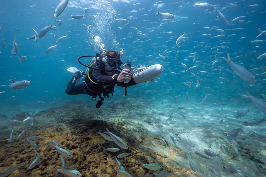 Aqua Marina BlueDrive X – skuter podwodny w użyciu podczas nurkowania / snorkelingu (zdjęcie w wodzie)