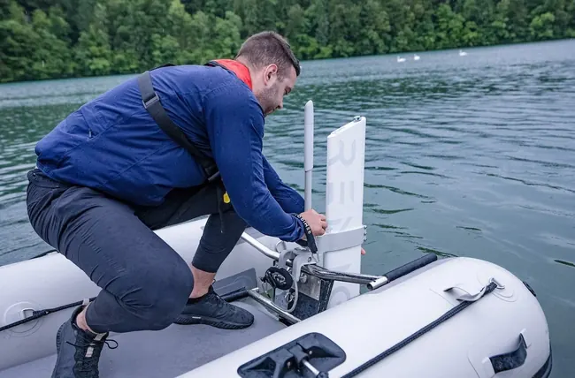Zakładanie silnika elektrycznego Remigo na pawęży w pontonie Takacat LX